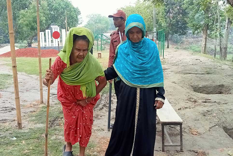 লাঠিতে ভর করে ভোটকেন্দ্রে বৃদ্ধা মনি