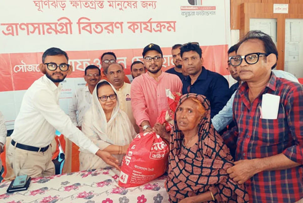 মোংলা-রামপালে ঘূর্ণিঝড়ে ক্ষতিগ্রস্তদের পাশে বসুন্ধরা গ্রুপ