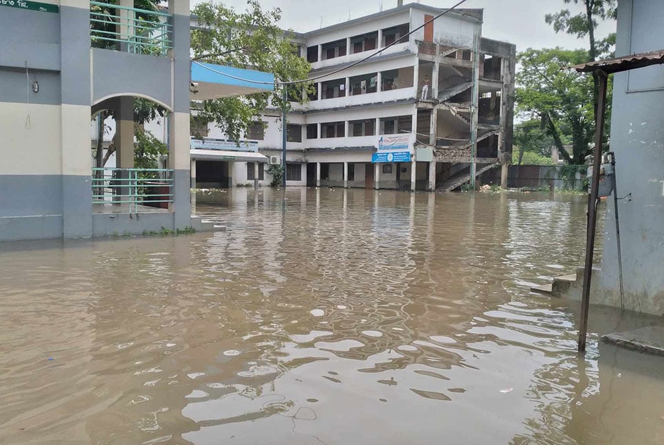 সিলেটে পাঁচ লাখ মানুষ পানিবন্দি, ছুটছেন আশ্রয়কেন্দ্রে